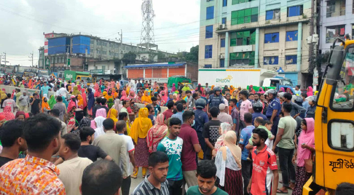 গাজীপুরে মহাসড়ক অবরোধ, দুই কারখানার শ্রমিকদের মধ্যে সংঘর্ষ
